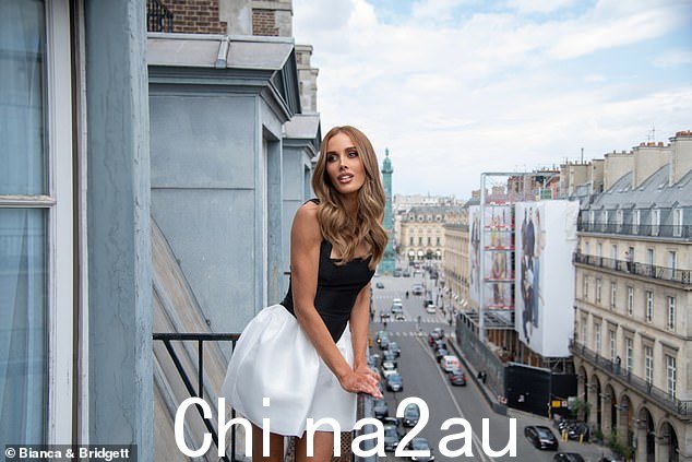 该活动(如图)以风景如画的巴黎为背景,凸显了 Bianca 和 Bridgett 最新系列的时尚前卫视野