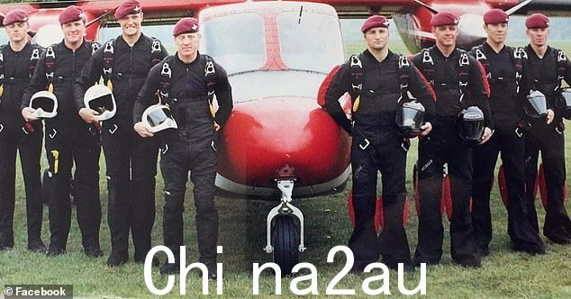 在他漫长的陆军生涯中,他曾是陆军精英红魔降落伞表演队的一员