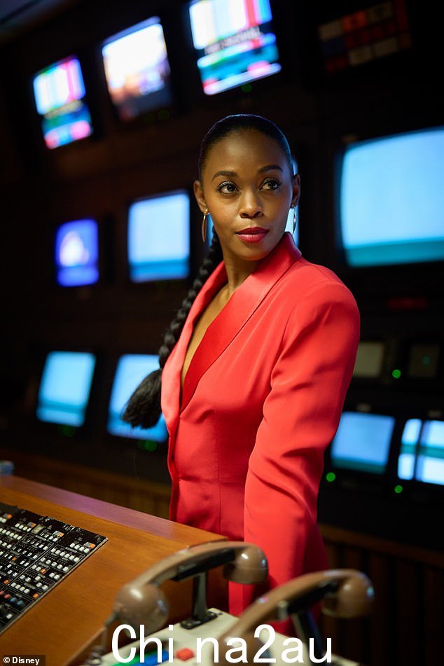 Nafessa Williams 也被描绘为卡梅伦·库克 (Cameron Cook),一位才华横溢的美国电视高管,被托尼带到英国制作德克兰的新黄金时段脱口秀节目