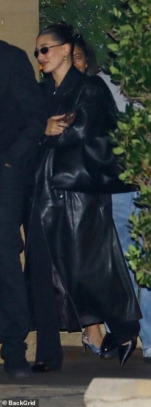 海莉·比伯 (Hailey Bieber) 在与丈夫贾斯汀·比伯 (Justin Bieber) 约会之夜时展示了她新妈妈的光芒