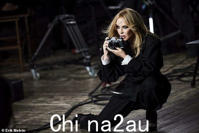 凯莉在 Zoe Ball 的 Radio 2 早餐秀上发表讲话,宣传她于周五首次亮相的新单曲《Lights Camera Action》,并附有一段性感视频(如图)