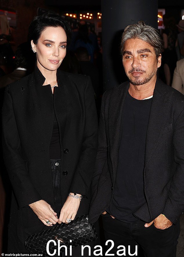 本周,悉尼商人约翰·易卜拉欣 (John Ibrahim) 被揭露是他位于东郊豪宅附近的一次暗杀行动的预定目标,他与未婚妻莎拉·巴奇 (Sarah Budge) 住在那里(两人都在图中)