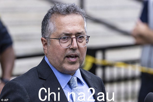 他的律师、前曼哈顿助理地方检察官马克·阿格尼菲洛 (Marc Agnifilo) 站出来指责联邦调查局抓捕迪迪,因为他是黑人