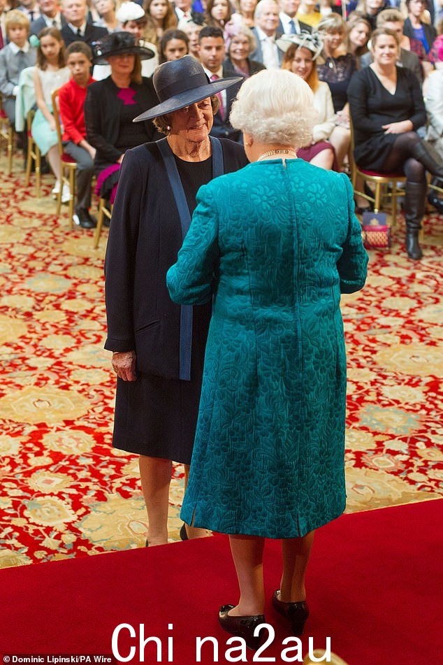 Dame Maggie Smith 是妈妈2014 年 10 月 17 日,在温莎城堡举行的授勋仪式上,被英国女王伊丽莎白二世授予荣誉同伴勋章