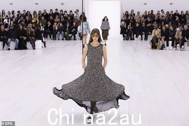 这位女演员在去世前一年曾为时装屋摆过姿势(模特在演出期间合影)