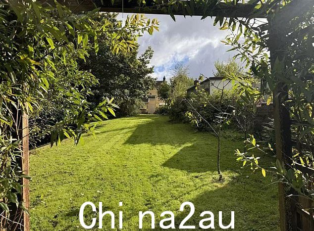 除了土地之外,家里还有一个宽敞的厨房,下面还有三间卧室