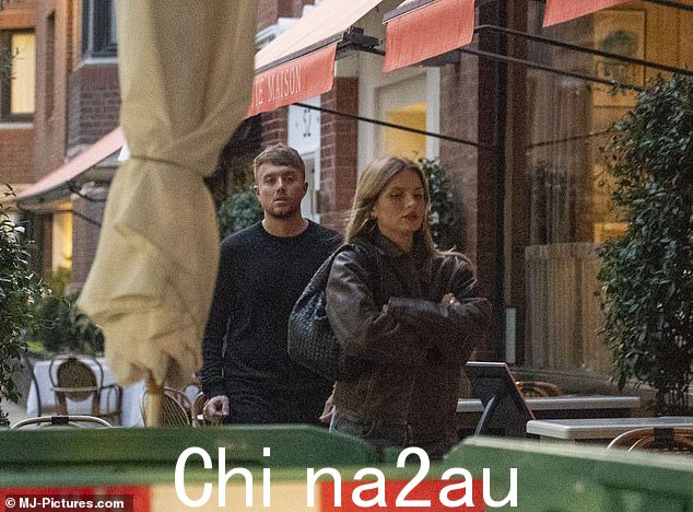 卡门裹在夹克里,走在星星前面