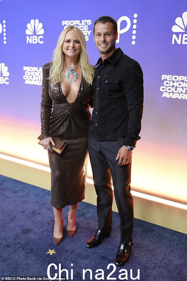40 岁的米兰达·兰伯特 (Miranda Lambert) 与 32 岁的丈夫布伦丹·麦克劳林 (Brendan McLoughlin) 周四在田纳西州纳什维尔参加了 2024 年人民选择乡村奖,令人惊叹不已