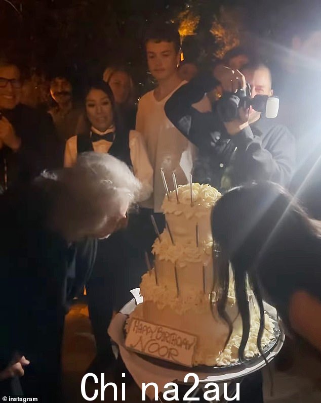 当迷人的人群欢呼时,帕西诺从令人惊叹的三层甜点中退后,露出他标志性的兆瓦微笑