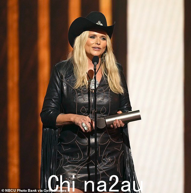 米兰达·兰伯特 (Miranda Lambert) 在领取乡村音乐偶像奖的荣誉时表示,加入一群过去曾获得过该荣誉的杰出人物对她来说感觉“奇怪”” class=