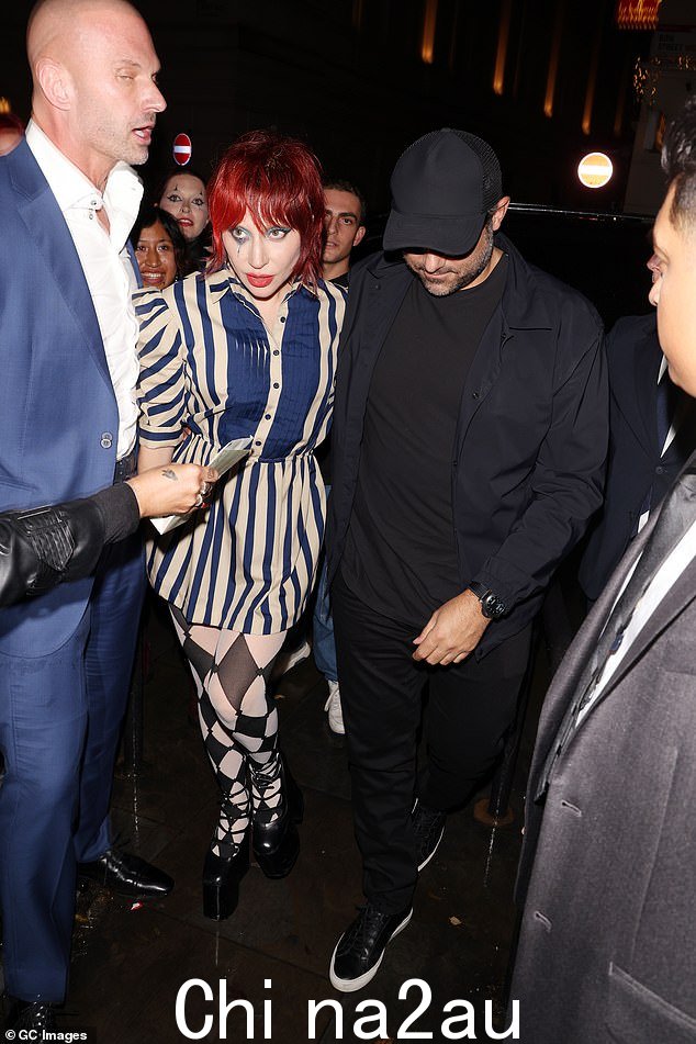 贯穿他们的岁月约会时,Gaga 和 Michael 一起出席了超级碗、英国电影学院奖和评论家选择奖