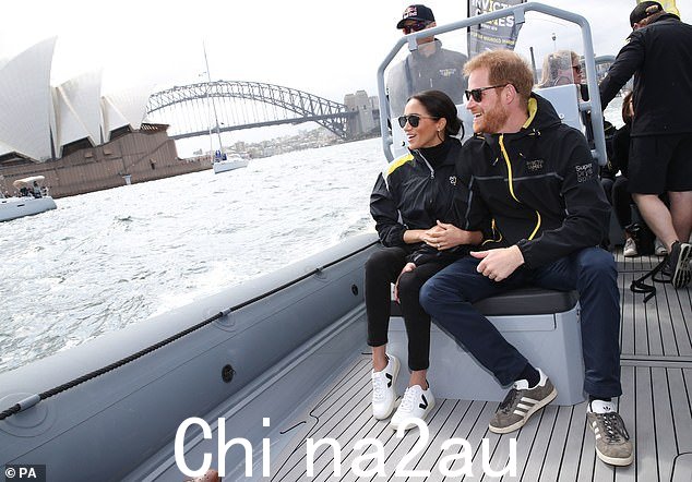 梅根穿着 Veja 运动鞋观看悉尼 Invictus Games 的帆船比赛。据 Lyst 报道,她将它们变成了第三大热门产品