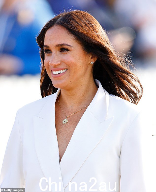 在 2022 年的 Invictus Games 上,梅根首次推出了由英国珠宝设计师 Sophie Lis 设计的价值 400 英镑的 Love 吊坠