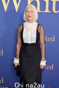 海伦·米伦 (Helen Mirren) 出席《白鸟》放映会，身着别致的黑色半透明连衣裙，尽显优雅气质