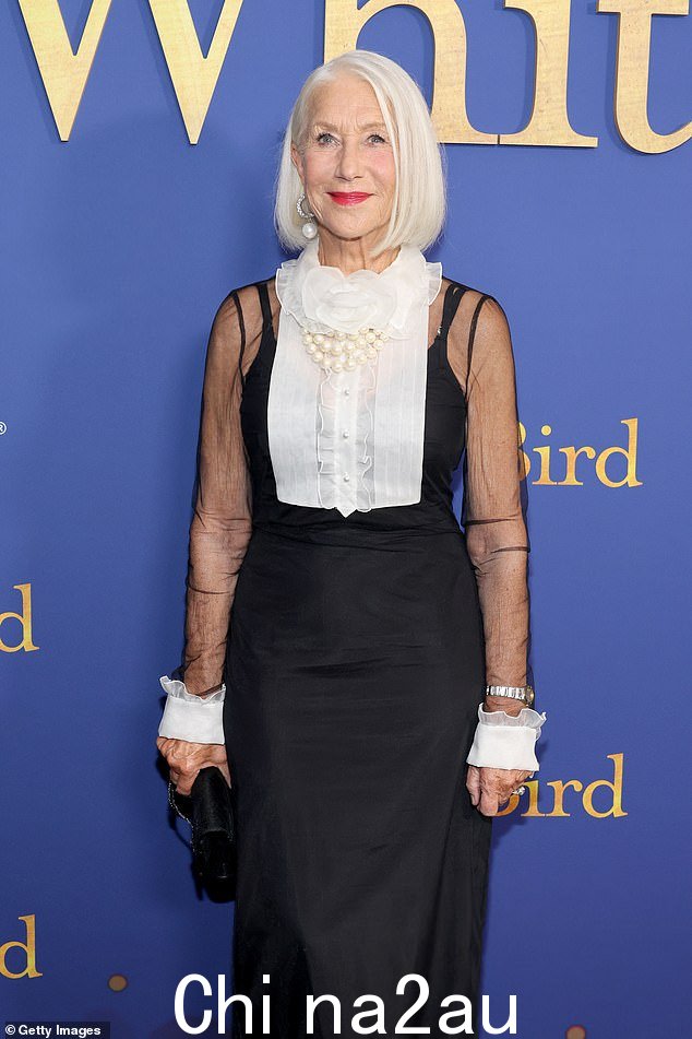 海伦·米伦 (Helen Mirren) 周四在纽约出席新片《白鸟》的放映会,身着黑色半透明连衣裙,展现优雅身材