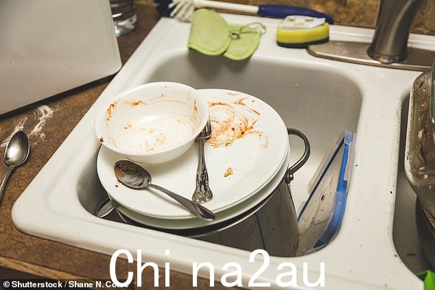 一名7岁的自闭症男孩拒绝洗碗并踢他的养母,被推回木桌上,头部受伤,导致脑出血( stock image)