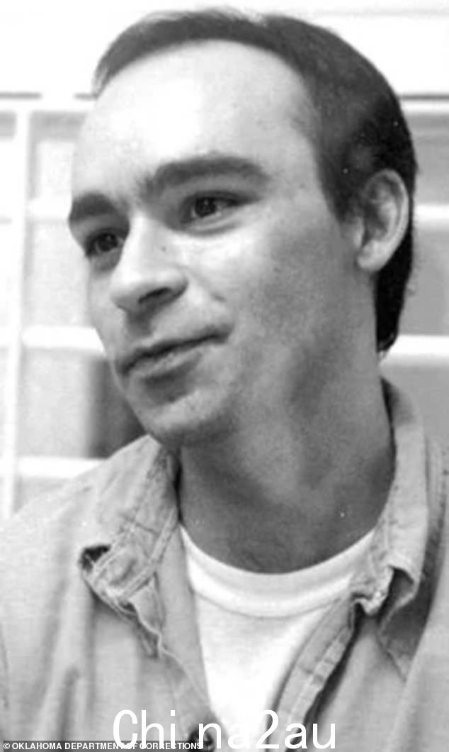 Thomas J. Grasso,32 岁,(如图)1995 年 3 月在俄克拉荷马州因双重谋杀罪被注射死刑。正如他所说,他的最后一顿饭是一顿饭。一罐法式美式意大利面配肉丸,常温供应、蒸贻贝、汉堡王双层芝士汉堡、草莓奶昔、南瓜派和芒果