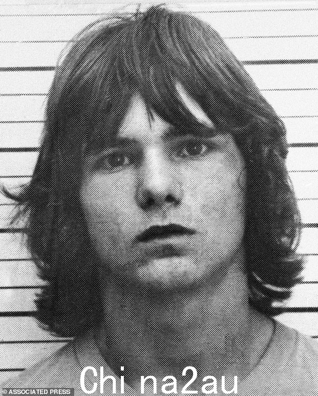 吉米·格拉斯 (Jimmy Glass),25 岁(1982 年拍摄)于 1987 年 6 月在路易斯安那州被电椅处决。他因在圣诞节前夕谋杀纽特和埃琳·布朗而受到谴责1982