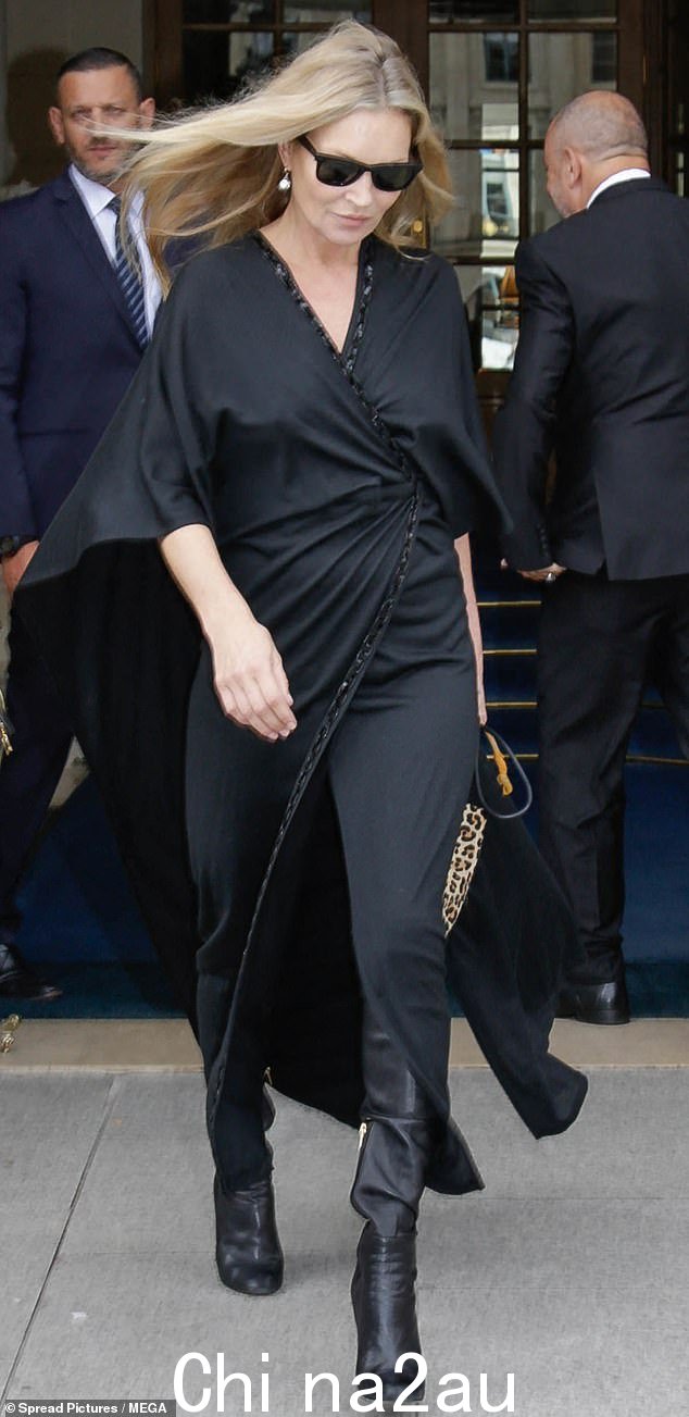 Kate Moss,50 岁,周五在巴黎时装周上亮相时,看起来毫不费力地时尚