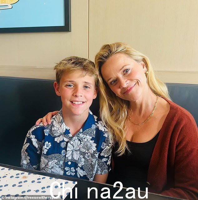 瑞茜·威瑟斯彭 (Reese Witherspoon) 分享了一张长得很像的儿子田纳西 (Tennessee) 在他 12 岁生日时罕见的照片:“我爱你,伙计”