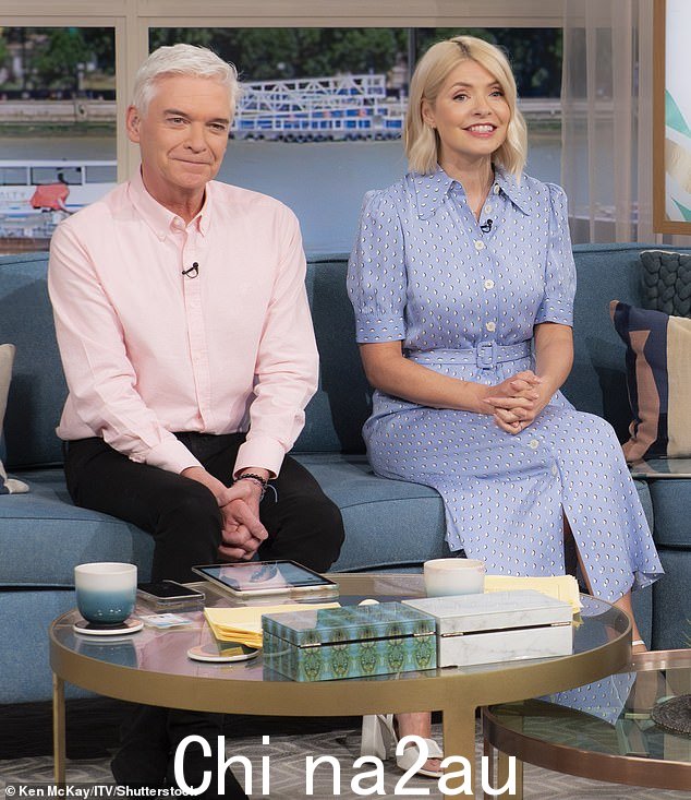 尽管提到了 ITV 联合主演 Ant(48 岁)和 Dec, 49,以及 Joanna Lumley(78 岁),但并未提及 Holly(拍摄于 2023 年)在整个 45 分钟的剧集中