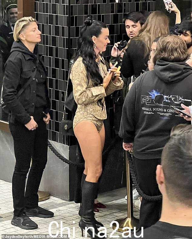 Katy 在酒店外迎接她高兴的粉丝时,穿着豹纹热裤和配套的有领上衣,展现出非常修长的腿