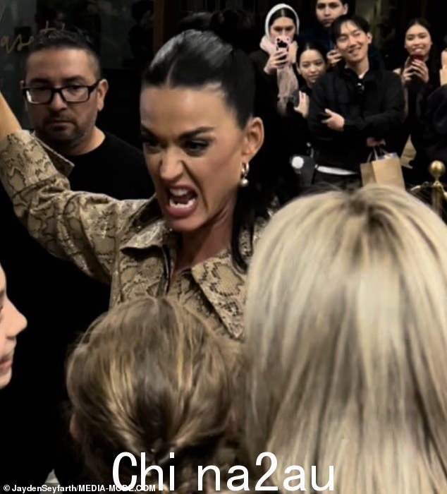 Katy 也嬉闹着,似乎在演出结束后心情愉快地为大家摆出了一个咆哮的姿势