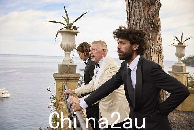 风景婚礼!两个儿子看着大海,然后帮助他们的父亲走下过道