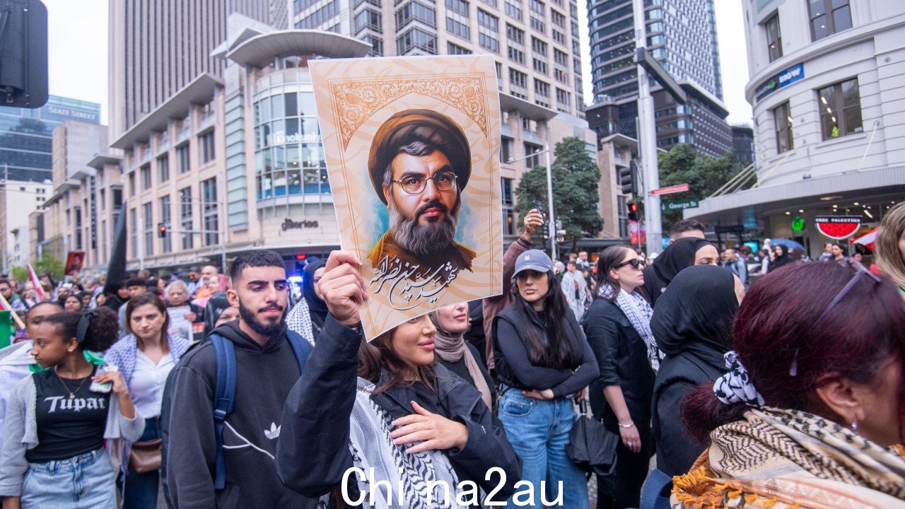 抗议者携带已故真主党领导人哈桑·纳斯鲁拉 (Hassan Nasrallah) 的照片,被以色列杀了。图片:Jeremy Piper/News Corp