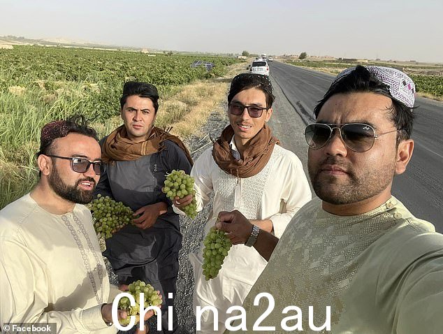2023 年 8 月在线发布的照片显示 Rahimi 与几个朋友在阿富汗公路旅行