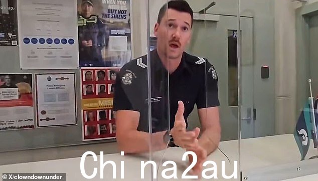 发布在 X(以前称为 Twitter)上的视频开头是一名男子在马尔文警察局柜台后面拍摄了他与一名警察的对话