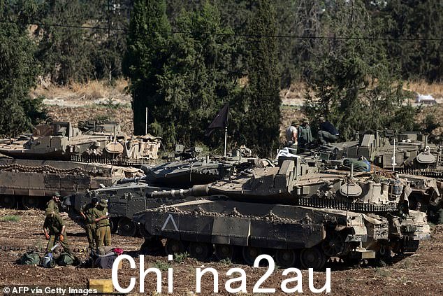 看到黎巴嫩地面入侵迫在眉睫,士兵们正在做最后一刻的准备