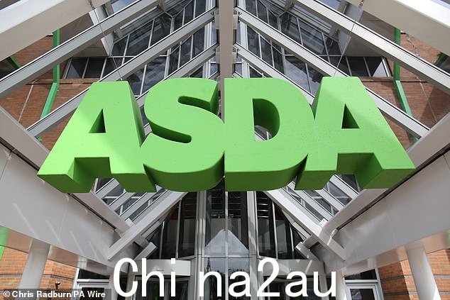 由于结账问题,全国各地的商店被迫比平时晚开门,令愤怒的顾客们在没有杂货的情况下等待
