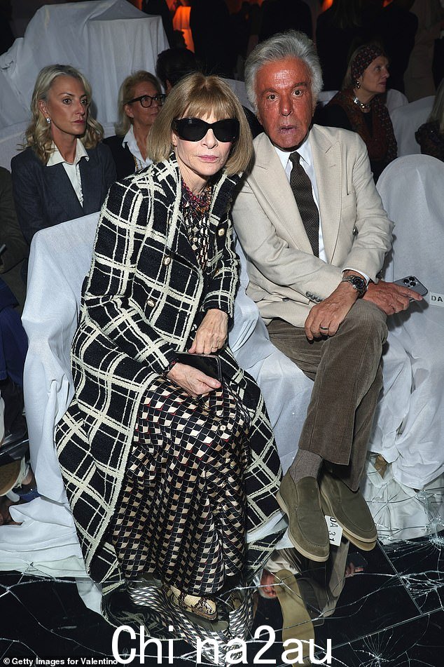 Anna Wintour 确保她也坐在前排,因为她与意大利商人 Giancarlo Giammetti 坐在一起