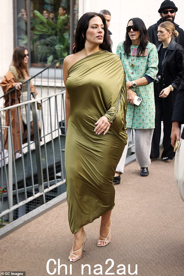 Ashley Graham 周日在巴黎时装周期间以橄榄绿长裙亮相 Atlein 时装秀,引人注目,引人注目