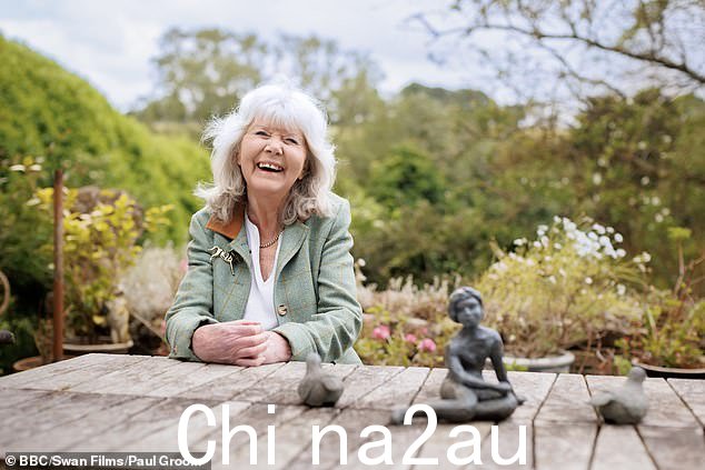 用我自己的话说:Jilly Cooper 今晚 10.40 在 BBC1 和 iPlayer 上播出