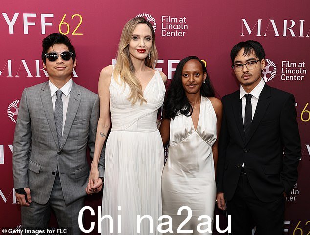 《古墓丽影》明星在红地毯上微笑,旁边是 19 岁的女儿扎哈拉、23 岁的儿子马多克斯和 20 岁的儿子帕克斯