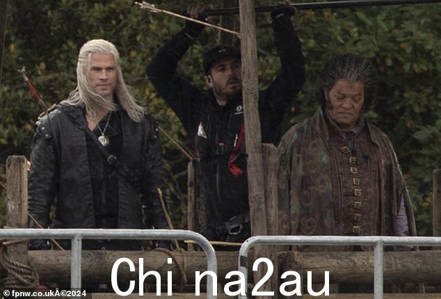 同时,克里斯穿上了他的角色利维亚的杰洛特臭名昭著的黑色服装和飘逸的金发片