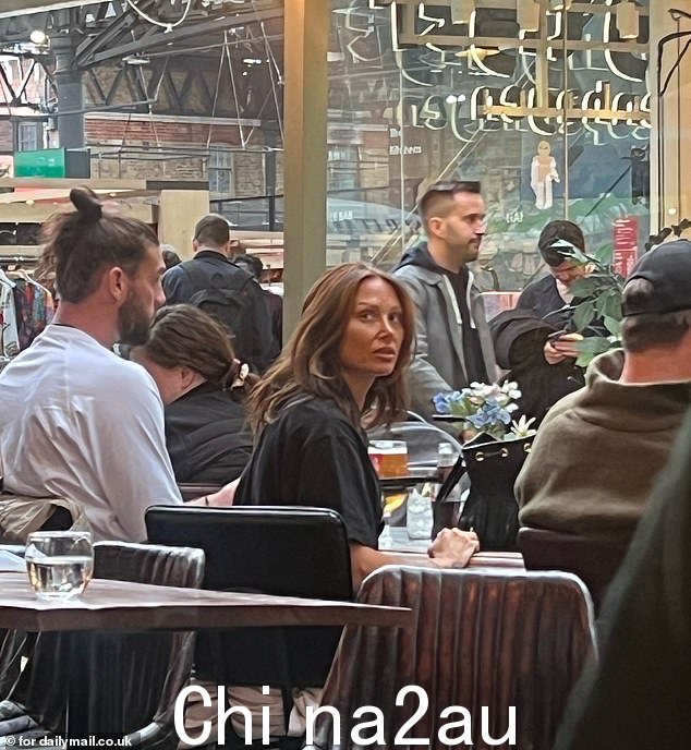 35 岁的安迪·卡罗尔 (Andy Carroll) 与妻子比利·莫克洛 (Billi Mucklow) 分手后,周四首次在斯皮塔佛德 (Spitalfields) 与 40 岁的化妆师卢·蒂斯代尔 (Lou Teasdale) 约会