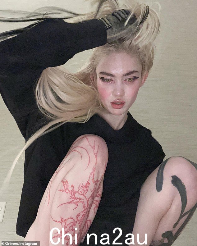 Grimes 腿上有 Cybersigilism 纹身。Z 世代最新的纹身趋势是“cybersigilism”——据说具有神奇的力量。如图:cybersigilism 纹身