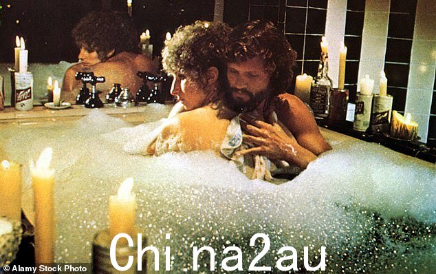 芭芭拉·史翠珊 (Barbra Streisand) 在 1976 年的电影《一个明星的诞生》(A Star is Born) 中与已故的克里斯·克里斯托弗森 (Kris Kristofferson) 一起洗泡泡浴(如图),当他的身体受到刺激时,他没有提出任何异议