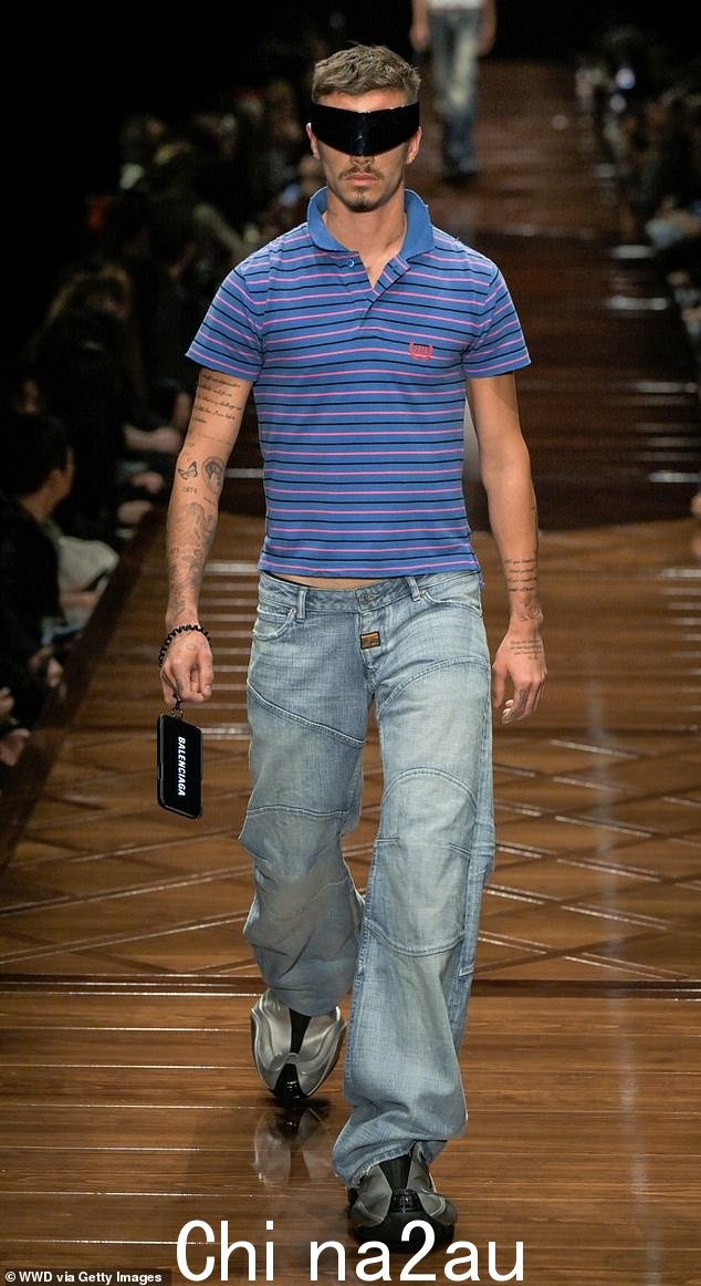 罗密欧·贝克汉姆周一在巴黎时装周上为 Balenciaga 秀走秀,巩固了自己进军时尚界的地位