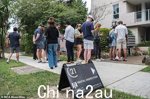 根据工党解决住房危机的计划,每月需要建造 20,000 套(图为悉尼 Bondi 租房队列)