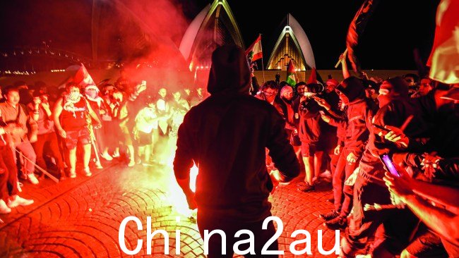 2023 年 10 月 7 日袭击事件发生几天后,悉尼歌剧院举行亲巴勒斯坦集会,现场点燃照明弹,高喊口号。图片:NCA NewsWire / Jeremy Piper