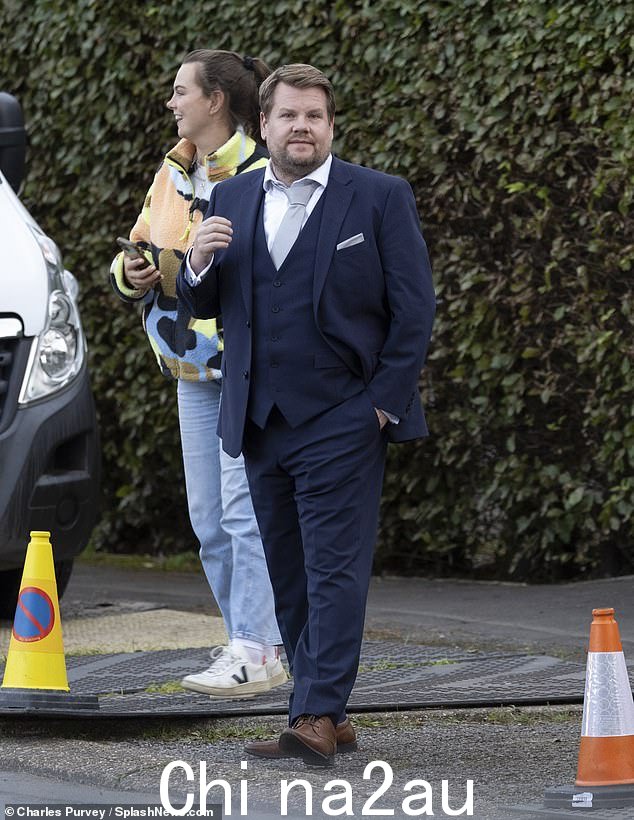 加文和史黛西饰演的詹姆斯·柯登 (James Corden) 身穿海军蓝西装,与穿着睡衣的马修·霍恩 (Mathew Horne) 和乔安娜·佩吉 (Joanna Page) 一起拍摄场景,周二婚礼筹备工作仍在继续