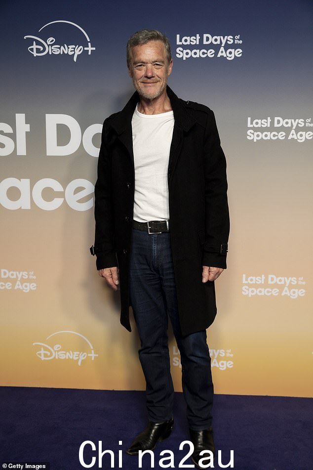 这是一次小型邻居聚会另一位肥皂剧明星 Stefan Dennis(如图)也出席了此次活动