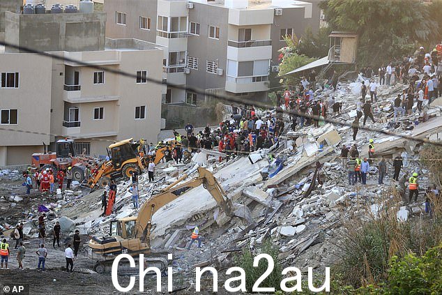 以色列空袭袭击黎巴嫩南部港口城市西顿以东的 Ain el-Delb 社区的两座相邻建筑物后,救援队正在搜寻受害者