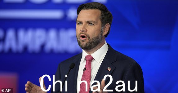 共和党副总统候选人俄亥俄州共和党参议员 JD 万斯于 2024 年 10 月 1 日星期二在纽约与民主党副总统候选人明尼苏达州州长蒂姆·沃尔兹在哥伦比亚广播公司新闻主办的副总统辩论中发表讲话。 (美联社照片/Matt Rourke)
