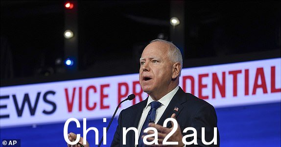 民主党副总统候选人明尼苏达州州长蒂姆·沃尔兹发言2024 年 10 月 1 日星期二,在哥伦比亚广播公司新闻 (CBS News) 主办的副总统辩论期间,与俄亥俄州共和党副总统候选人参议员 JD 万斯 (JD Vance) 在纽约举行的副总统辩论期间。 (美联社照片/Matt Rourke)