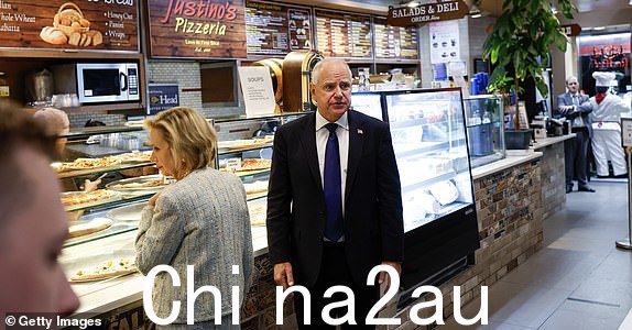 纽约 - 10 月 1 日:民主党副总统候选人明尼苏达州州长蒂姆·沃尔兹 (Tim Walz) 和他的妻子格温·沃尔兹 (左) 于 2024 年 10 月 1 日在纽约市与共和党副总统候选人参议员 JD 万斯 (R-OH) 辩论后参观 Justino's Pizzeria。预计这将是 2024 年大选中唯一一场副总统辩论(摄影:Anna Moneymaker/Getty Images)